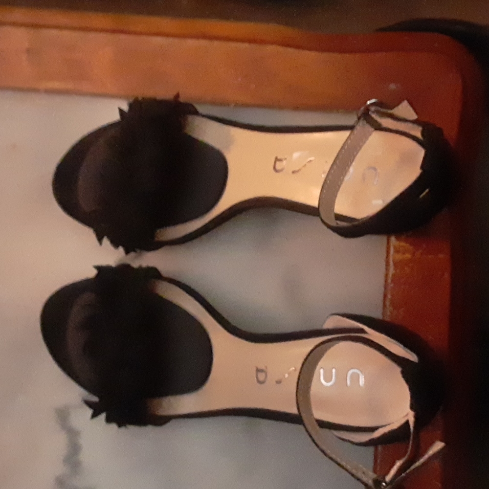Unisa sz 7 suede peep toe rosets ankle strap 3 inch heel